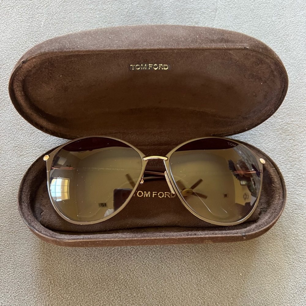 Tom Ford “Penelope” Sunglasses *missing one nose pad.